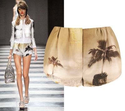 Desfile de moda con modelo y shorts estampados con palmeras