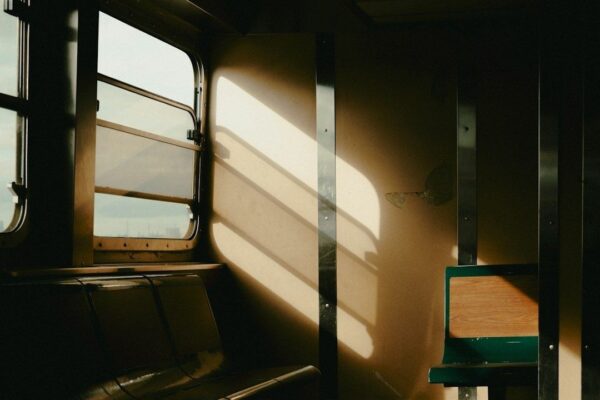 Interior vacío de un vagón de tren bañado por la luz del sol