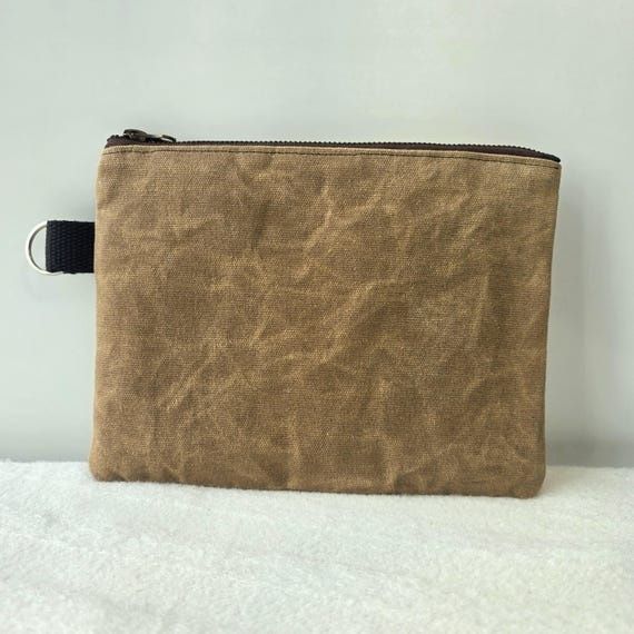 Estuche textil beige con cremallera y asa lateral negra